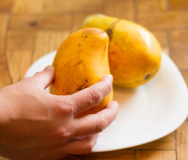 How-To-Buy-And-Store-Mangos